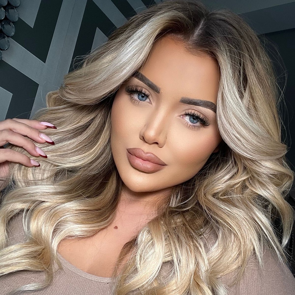 Worth It Russian Hybrid Magnetic Lash & Liner Set - Lola's Lashes